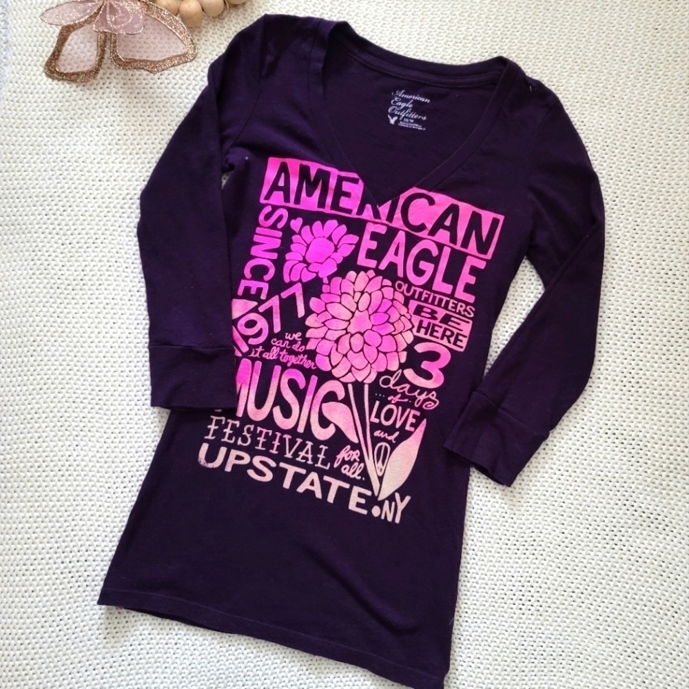 AE outfitters v-neck 3/4 sleeve graphics shirt size XS